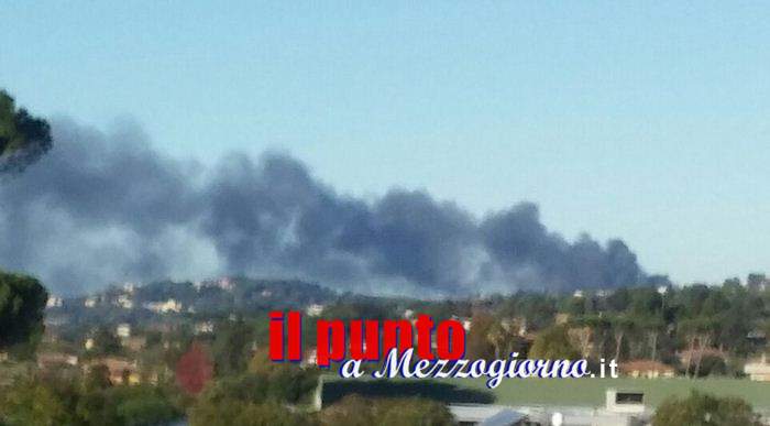 Incendio a Genzano, brucia materiale plastico in un vivaio. Allarme inquinamento