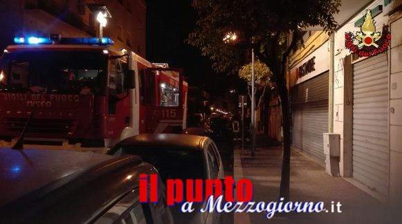 Incendio in una paninoteca ad Aprilia, evacuato il palazzo Incendio in una paninoteca ad Aprilia, evacuato il palazzo
