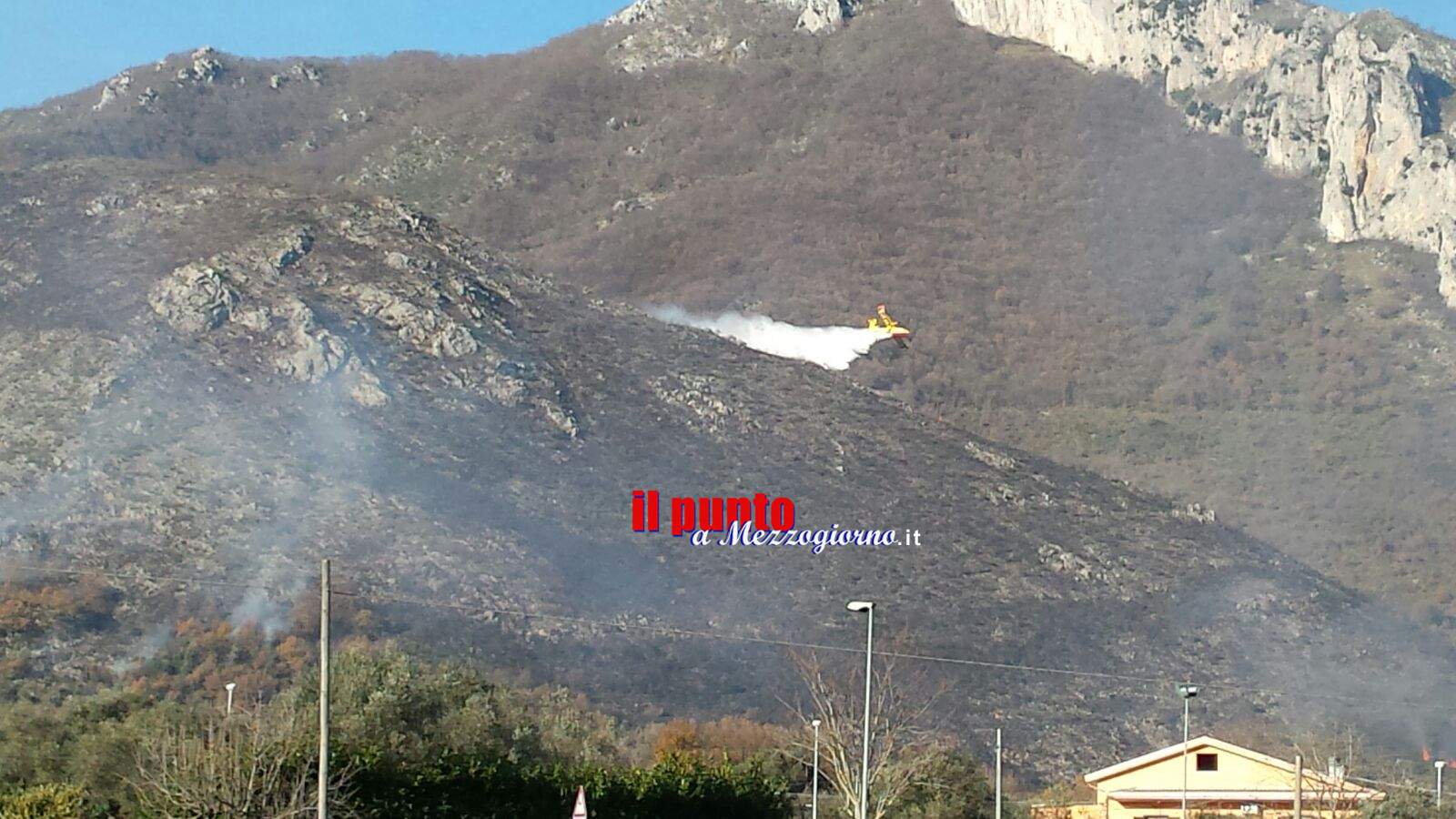 Incendio sulla montagna a Ceppagna, due canadair al lavoro