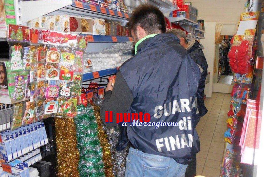 Botti di Capodanno e prodotti natalizi, maxi sequestro in un negozio a Cassino