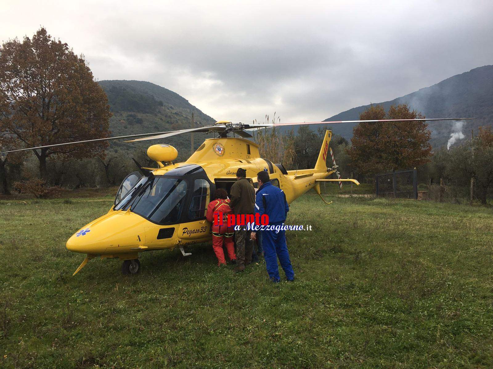 Cacciatore ferito in montagna, recuperato con elicottero