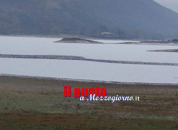 Lago di Canterno completamente ghiacciato e imbiancato