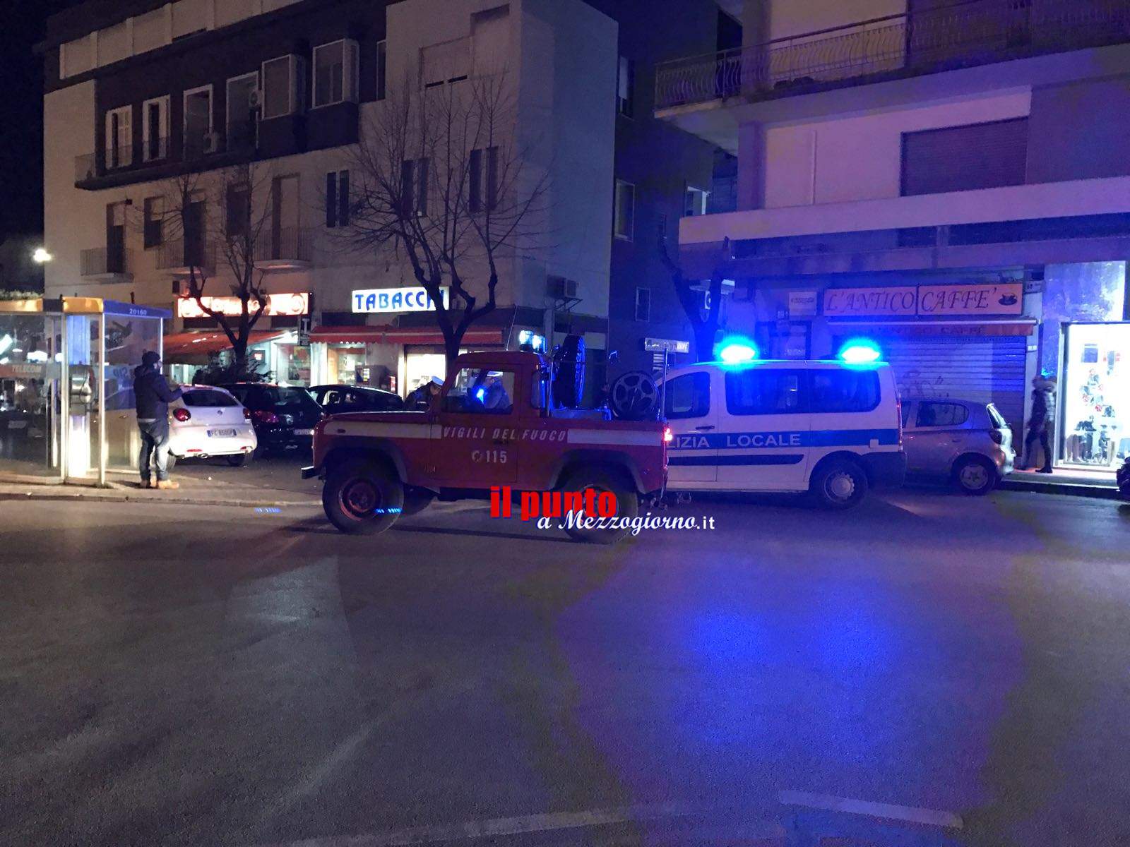 Incendio in un appartamento di piazza Labriola, mezzi di soccorso bloccati