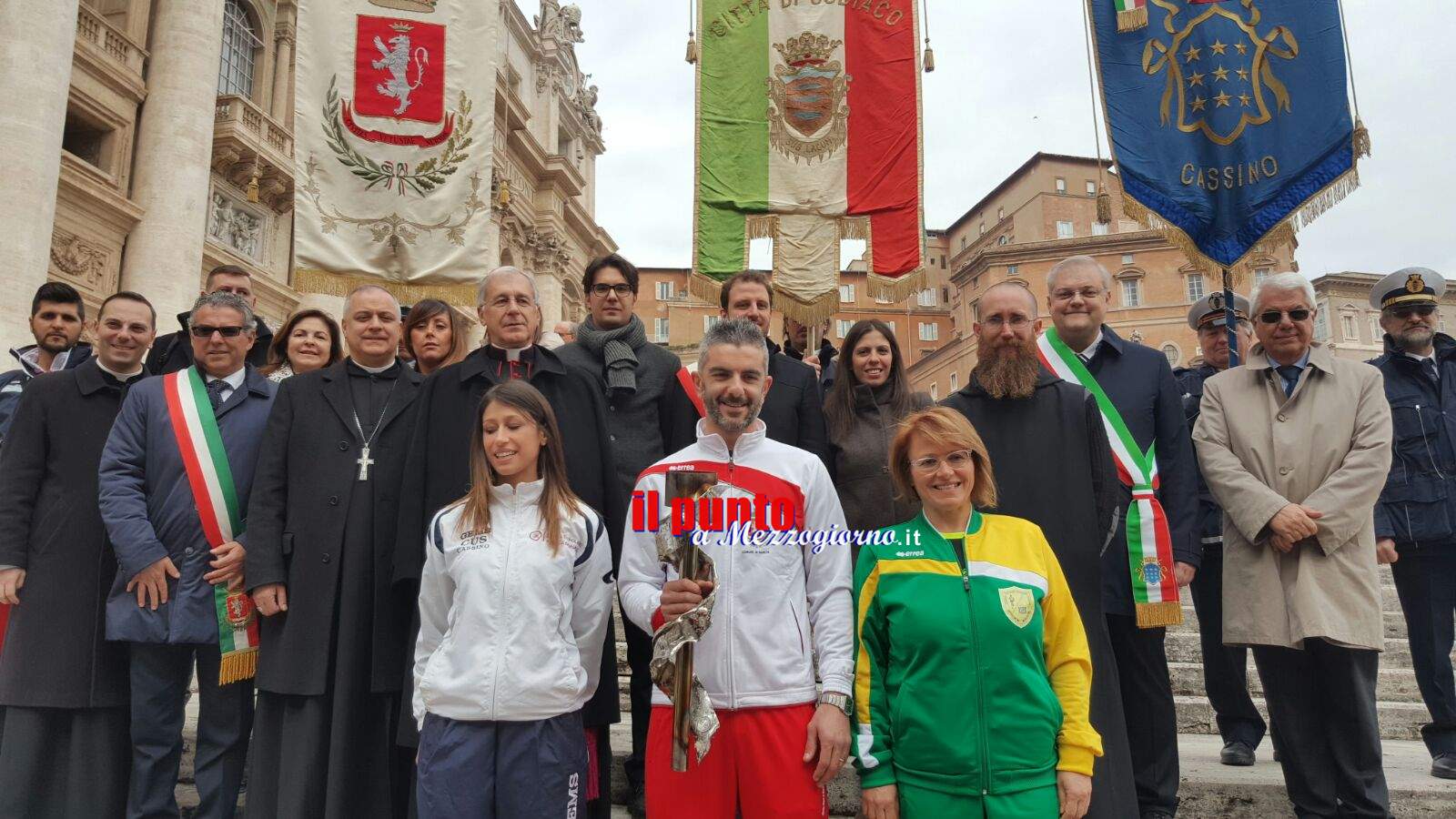 Papa Francesco benedice la fiaccola benedettina. Momento di grande emozione