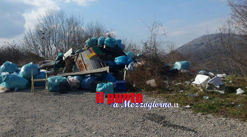 Una discarica abusiva al Lago di Canterno