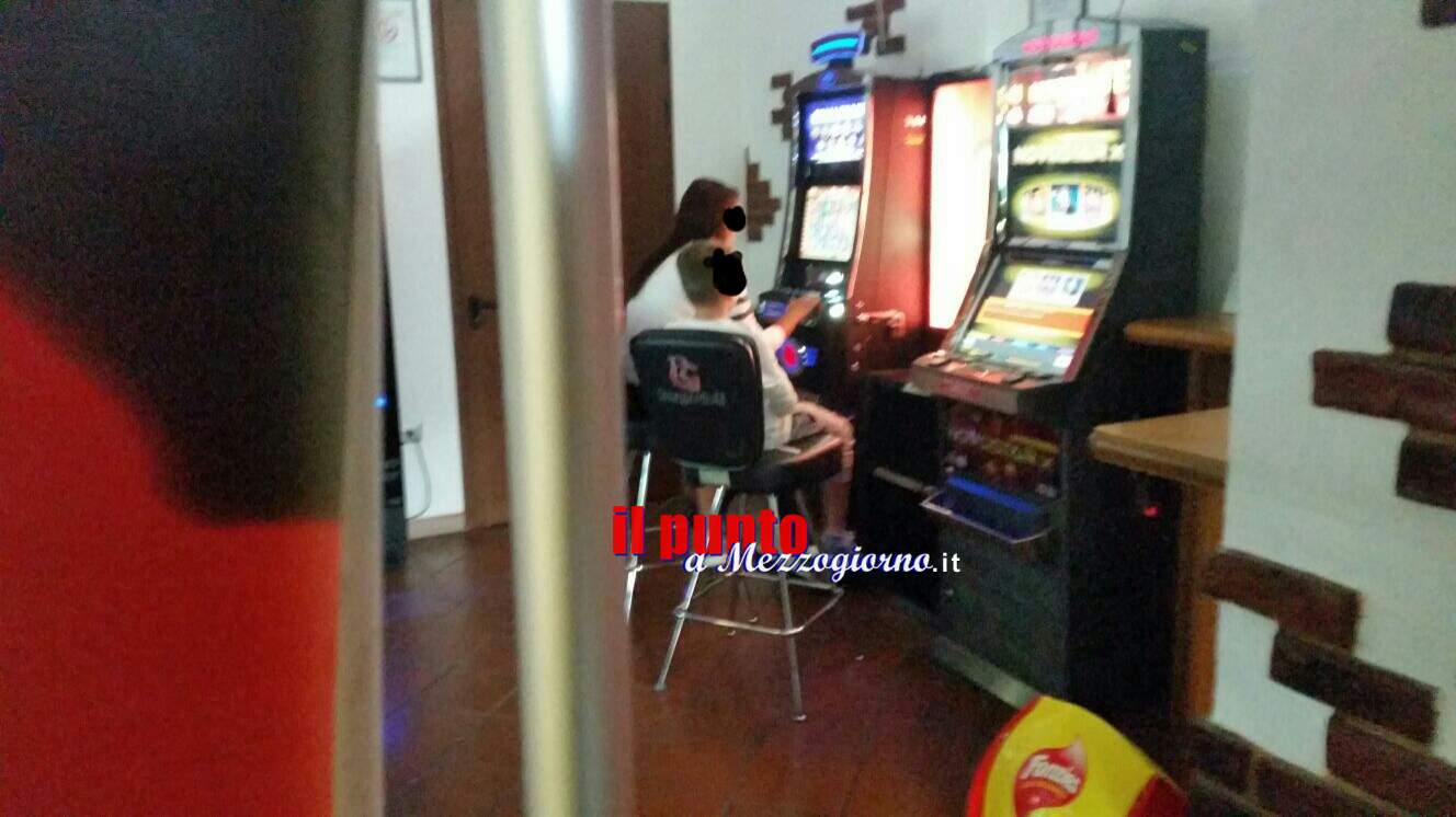 “Si fa di gioco” sotto gli occhi del figlio. Raccapricciante foto scattata in un bar di Cervaro