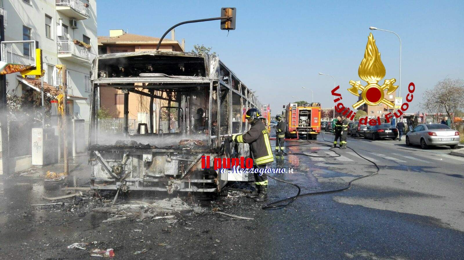 Autobus distrutto dalle fiamme. Paura a Ciampino