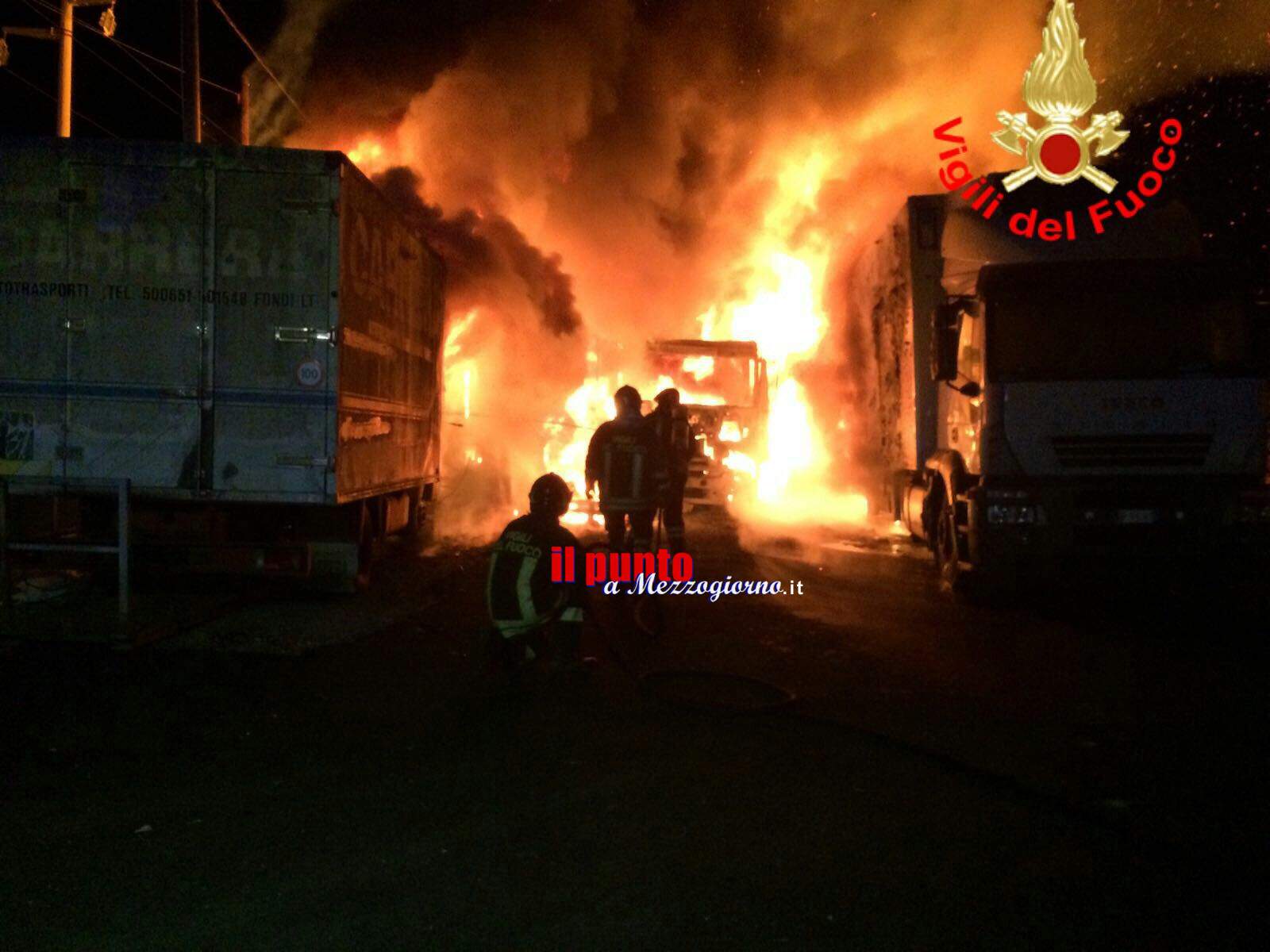 Disastro di fuoco a Fondi, incendiati tre camion e due rimorchi – IL VIDEO