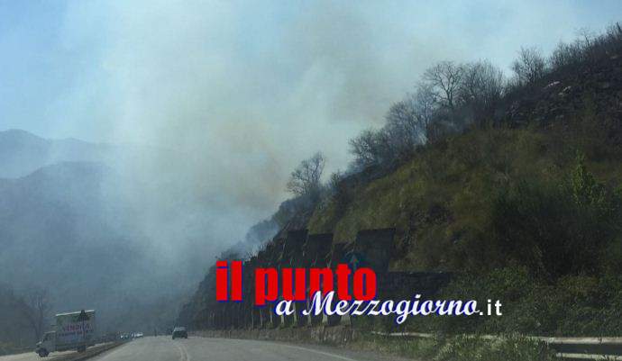 Incendio boschivo, superstrada Cassino Formia invasa dal fumo