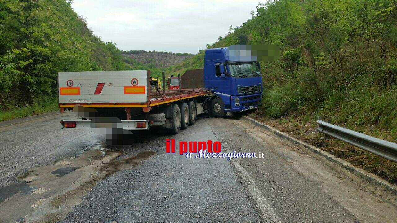 Superstrada Cassino Formia- Camion perde il controllo e blocca la carreggiata. Strada chiusa e disagi