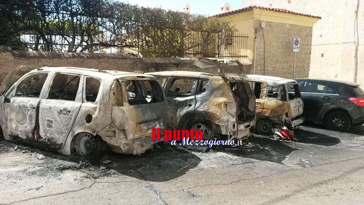 Auto in fiamme a Gaeta, incendio doloso distrugge tre auto
