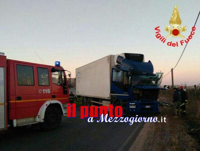 Aprilia, scontro tra mezzi pesanti, grave conducente furgone liberato da lamiere