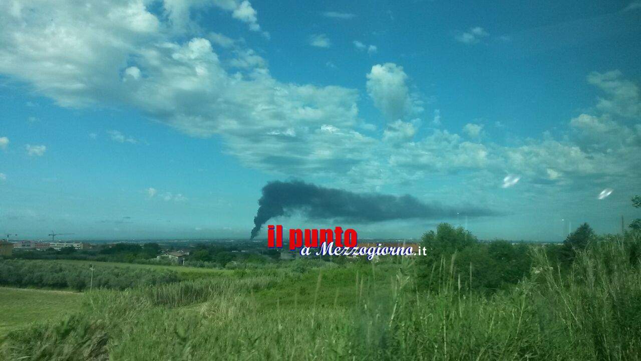 Incendio sulla via Pontina Vecchia. Operazioni di spegnimento ancora in corso