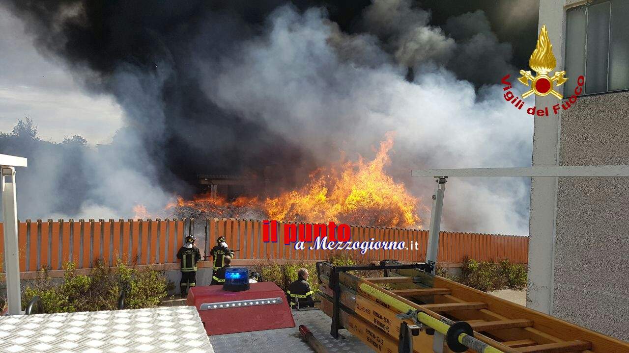 Rogo sulla via Pontina Vecchia- Fiamme in un deposito di rifiuti plastici. Nessun ferito