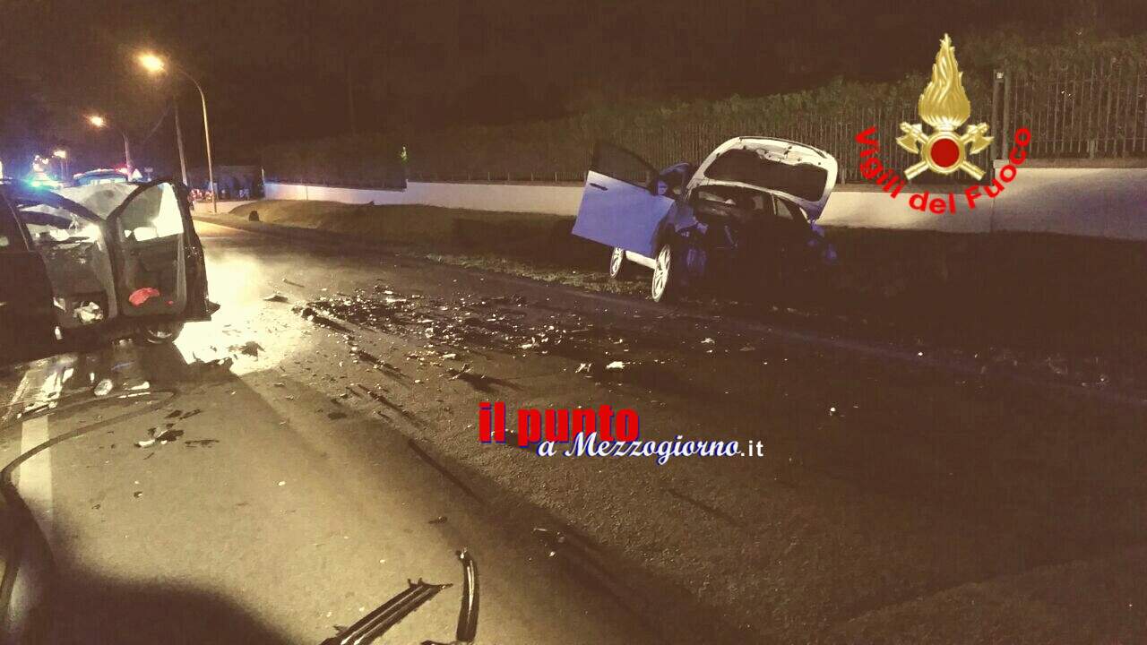 Auto si incendia dopo l’incidente stradale. Tre feriti a Latina