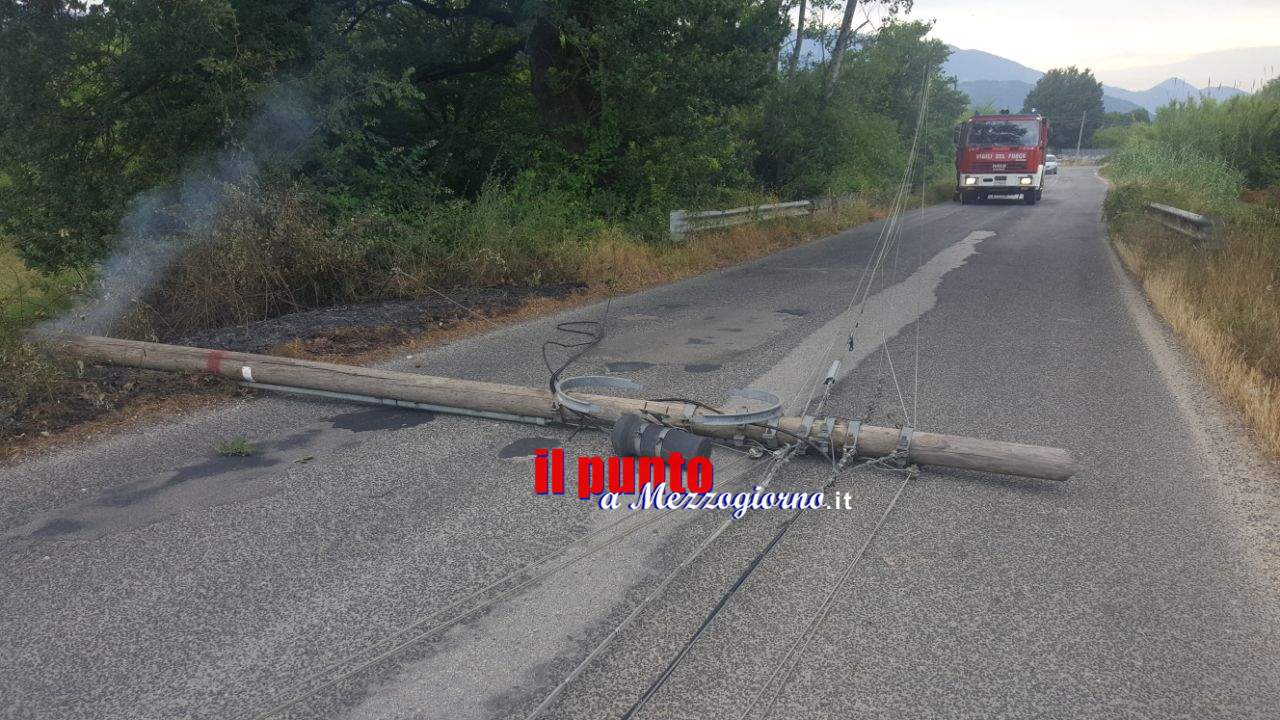 San Giorgio a Liri: Palo finisce in strada a causa di un rogo