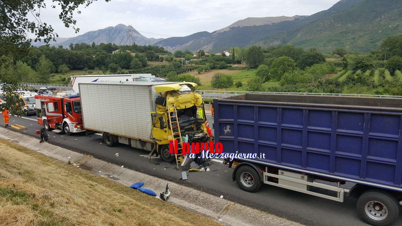 Terribile incidente in A1, due camion coinvolti. Un ferito grave