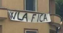 Latina: striscione â€œW la ficaâ€ appeso al muro di casa durante il Gay Pride