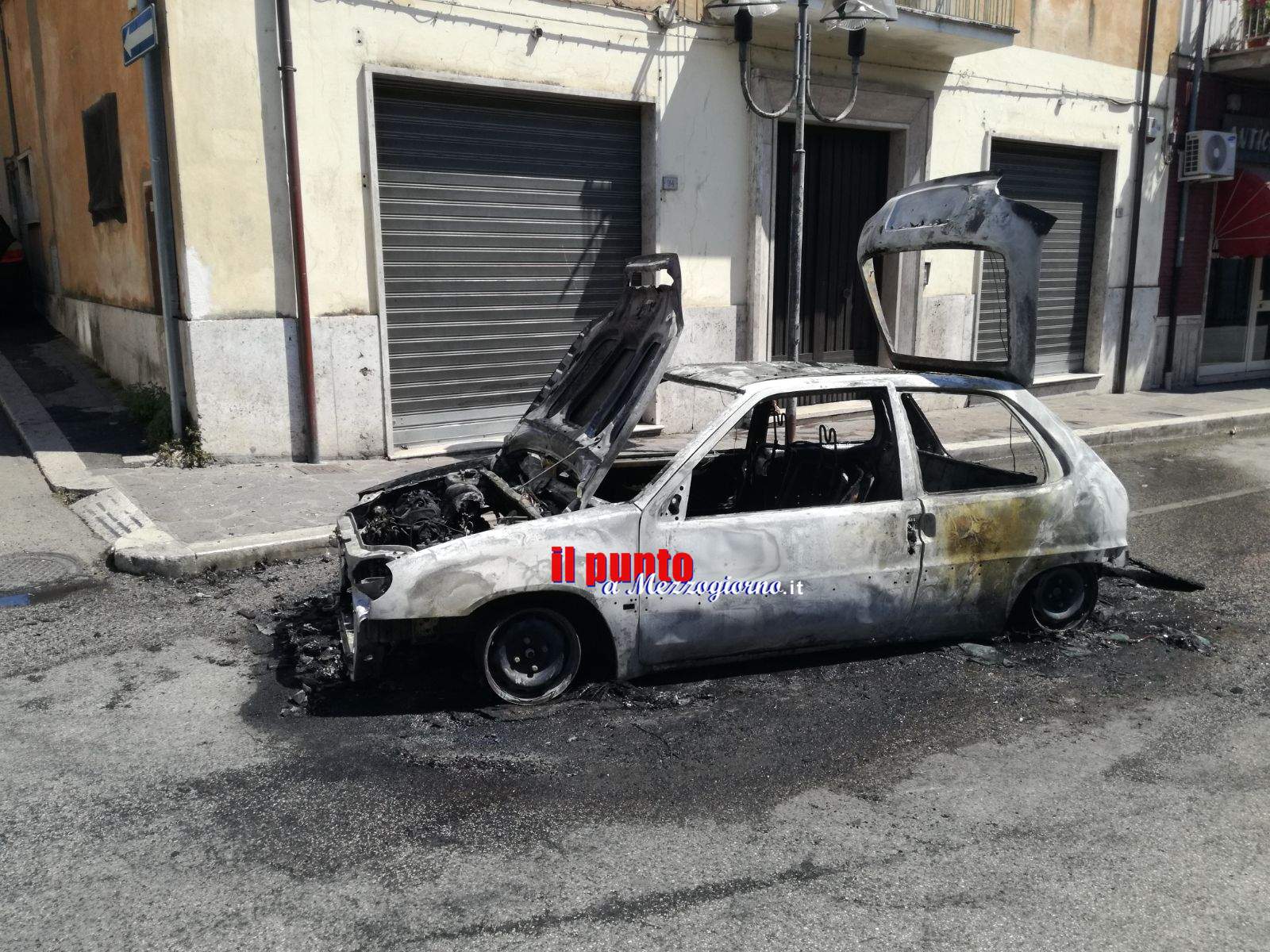 Pontecorvo: Auto in fiamme in via 24 maggio. Malore per una donna