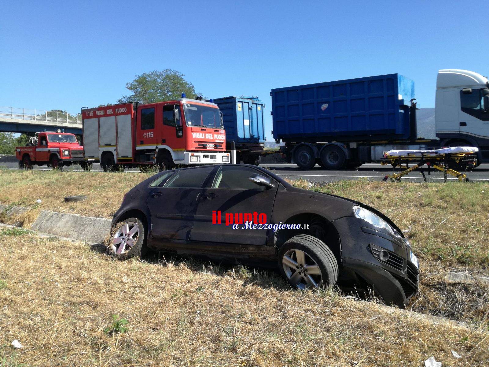 Auto esce di strada in A1 tra Ceprano e Pontecorvo. Un ferito