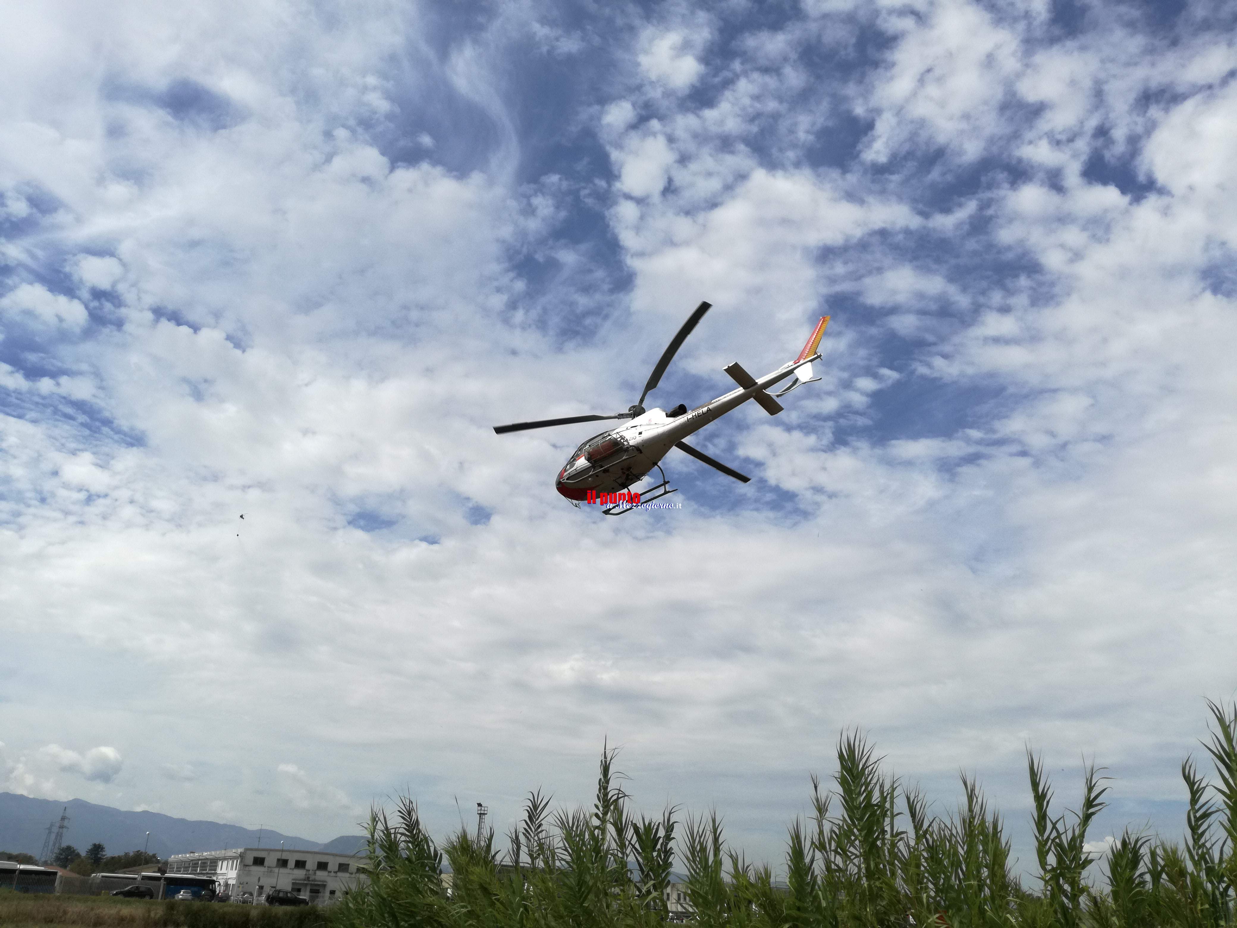 Villa Santa Lucia- Incendio nella parte montana, elicottero e canadair a lavoro per domare le fiamme