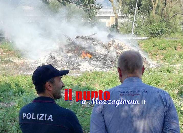 Sviluppo di incendio a Cassino, in via Garigliano. Intervenuti sul posto sindaco, Vigili del fuoco e Polizia