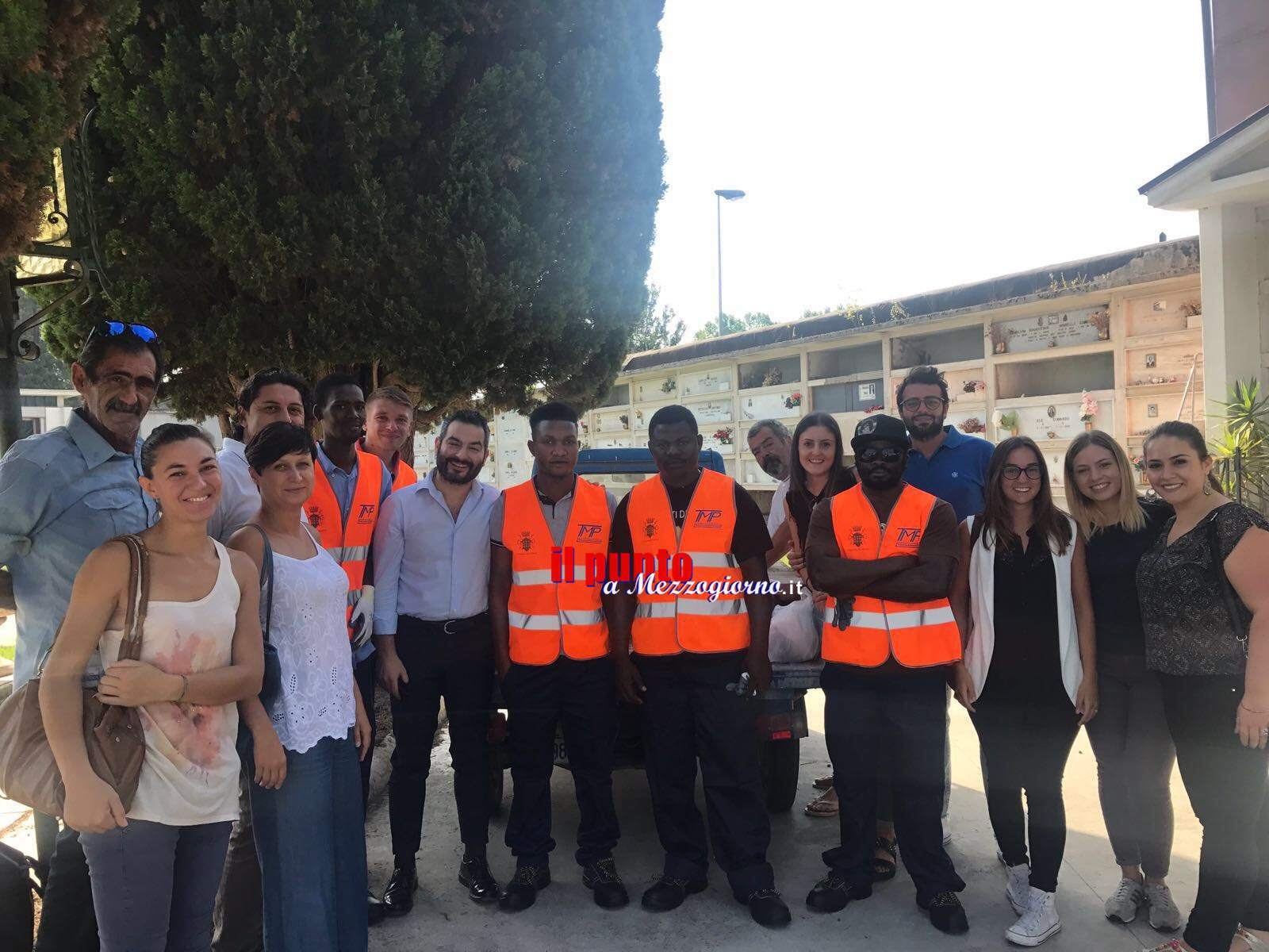 Cassino: I ragazzi del progetto Sprar al lavoro nel cimitero a San Bartolomeo