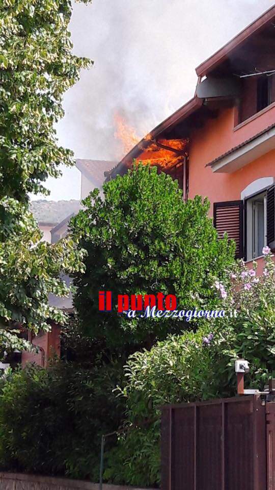 Paura a Rocca D’Evandro: alle fiamme residenza per anziani, intervenuti Vigili del Fuoco e Forze dell’Ordine Paura a Rocca D’Evandro: alle fiamme residenza per anziani, intervenuti Vigili del Fuoco e Forze dell’Ordine