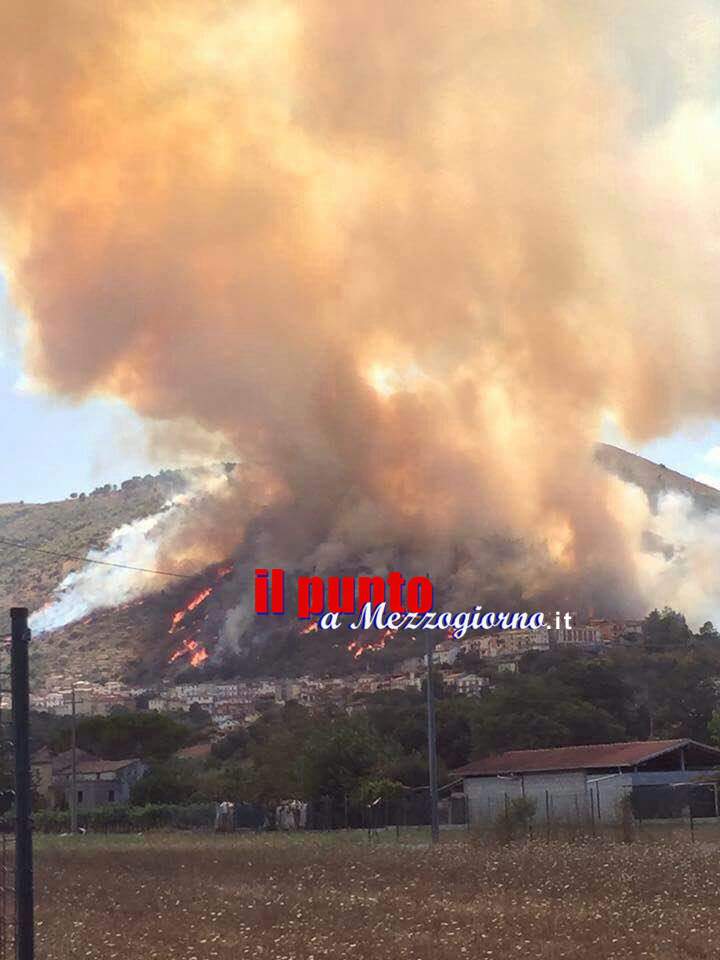 Incendi, situazione al limite. Zingaretti pensa ad impiegare l’Esercito