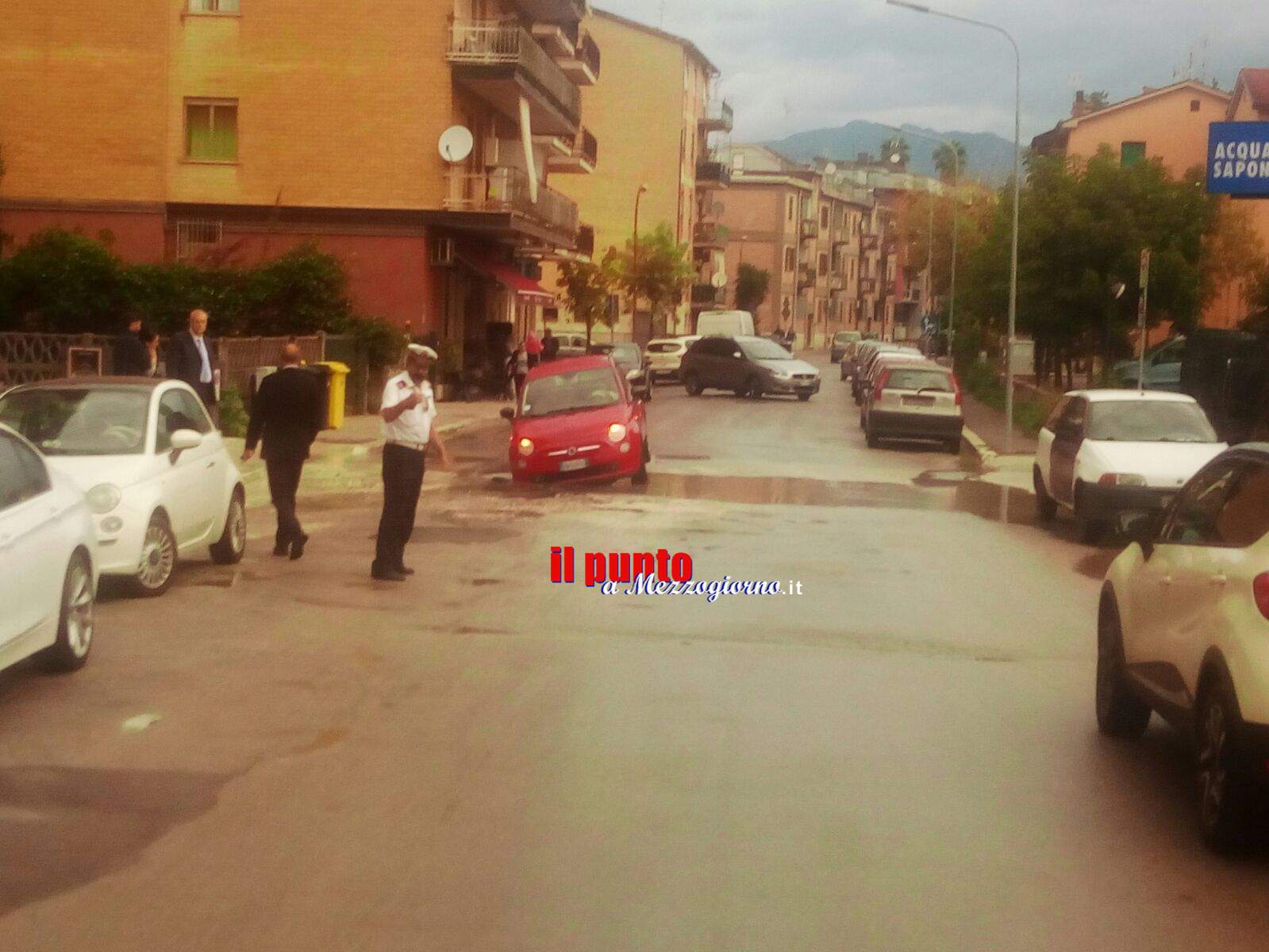 Voragine nell’asfalto “intrappolano” auto in via Bellini a Cassino