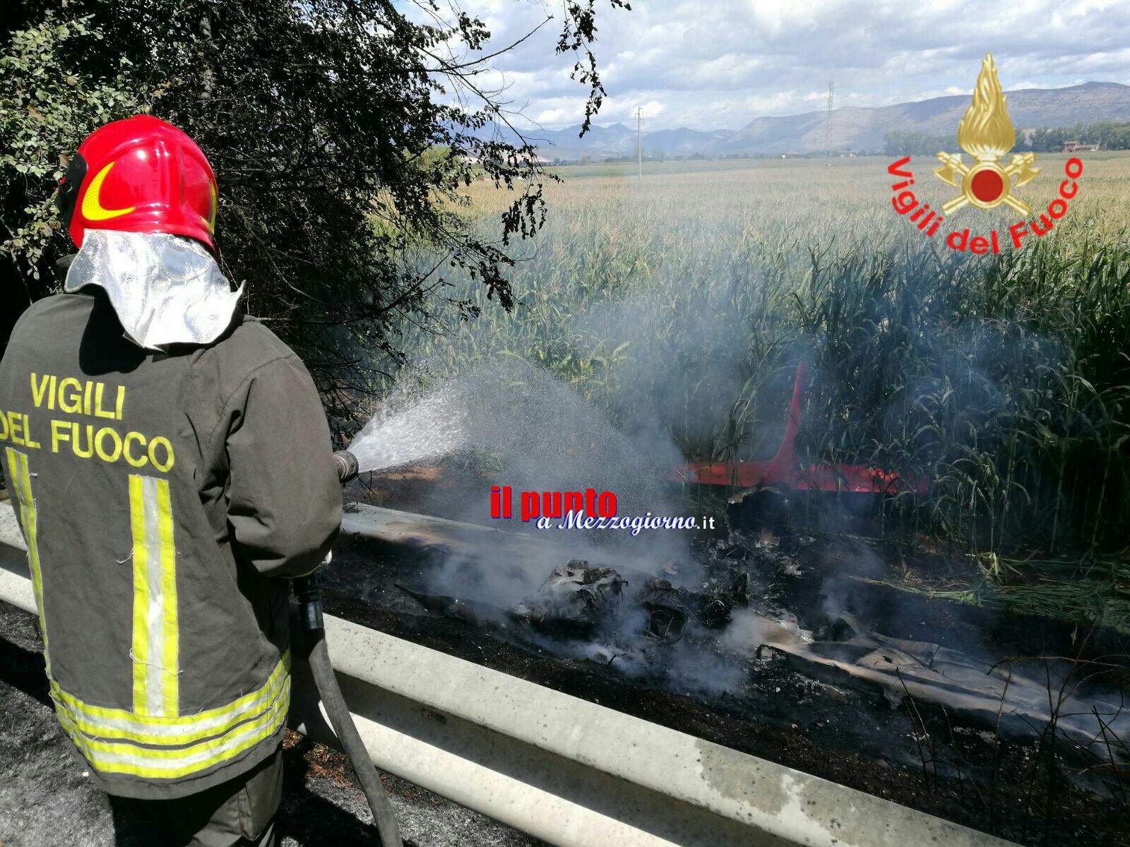 Aereo precipita e prende fuoco lungo via Appia, km90: 5 feriti, 2 gravi