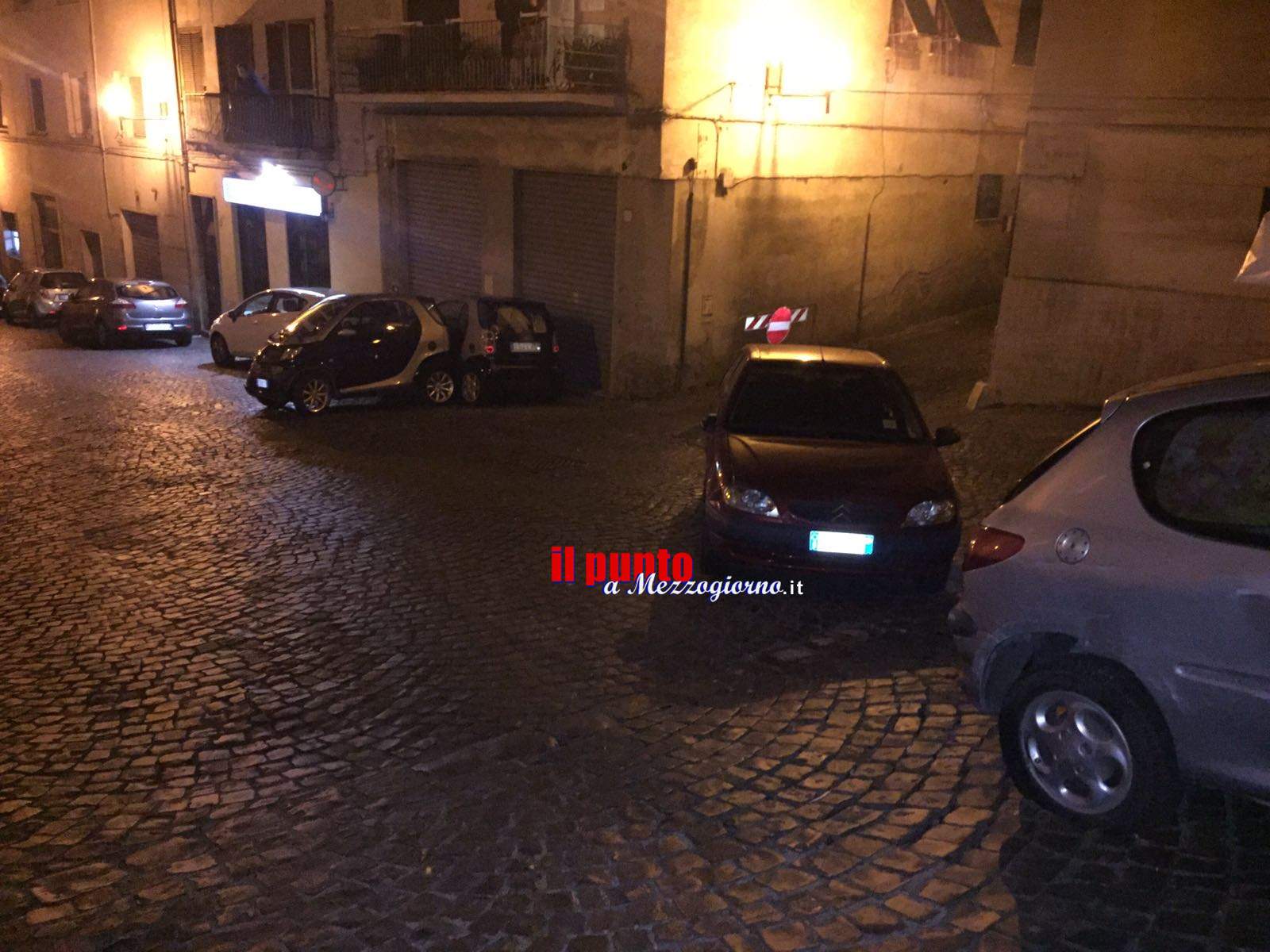 Velletri, si sfrena la macchina mentre la rubano, folle corsa in centro di una Smart Velletri, si sfrena la macchina mentre la rubano, folle corsa in centro di una Smart