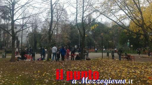 Giornata contro la violenza sulle donne con gli studenti alla villa comunale Giornata contro la violenza sulle donne con gli studenti alla villa comunale