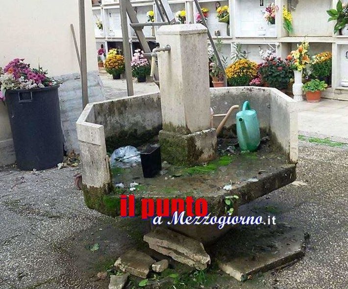 Rifiuti addossati ai loculi e ingresso per disabili chiuso: dentro il cimitero di Sant’Apollinare Rifiuti addossati ai loculi e ingresso per disabili chiuso: dentro il cimitero di Sant’Apollinare