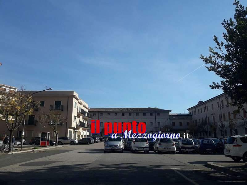 Piazza Corte, “parcheggio selvaggio” pericolosamente senza controllo