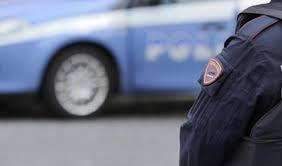 I poliziotti di Frosinone gli chiedono i documenti e lui li aggredisce, arrestato