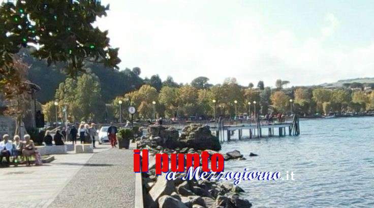 Gettano nel lago le statue del presepe e spaccano quella del Bambin GesÃ¹: denunciati due giovanissimi italiani
