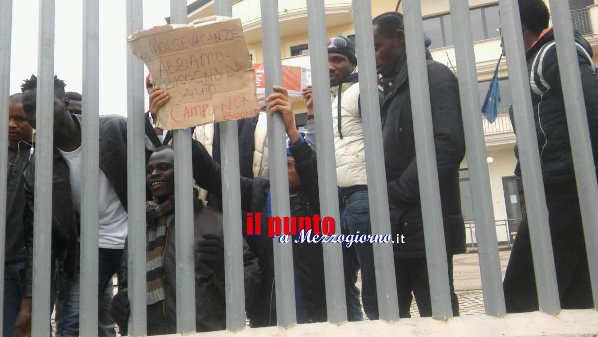 Protesta degli immigrati a Cassino, vitto e alloggio “no buono” – FOTO e VIDEO