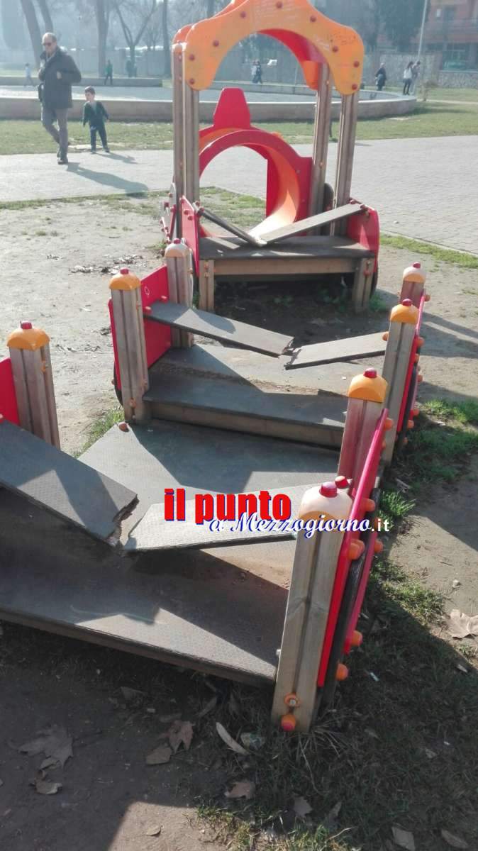 Vandali nel parco Baden Powell di Cassino, distrutto il trenino in legno Vandali nel parco Baden Powell di Cassino, distrutto il trenino in legno