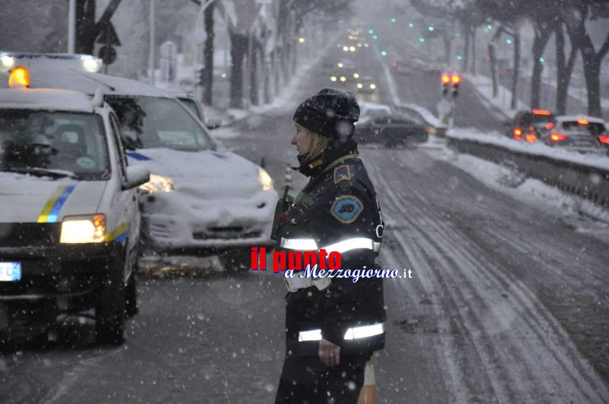 Grande freddo: Roma, emergenza neve, 500 uomini della Polizia locale a lavoro Grande freddo: Roma, emergenza neve, 500 uomini della Polizia locale a lavoro