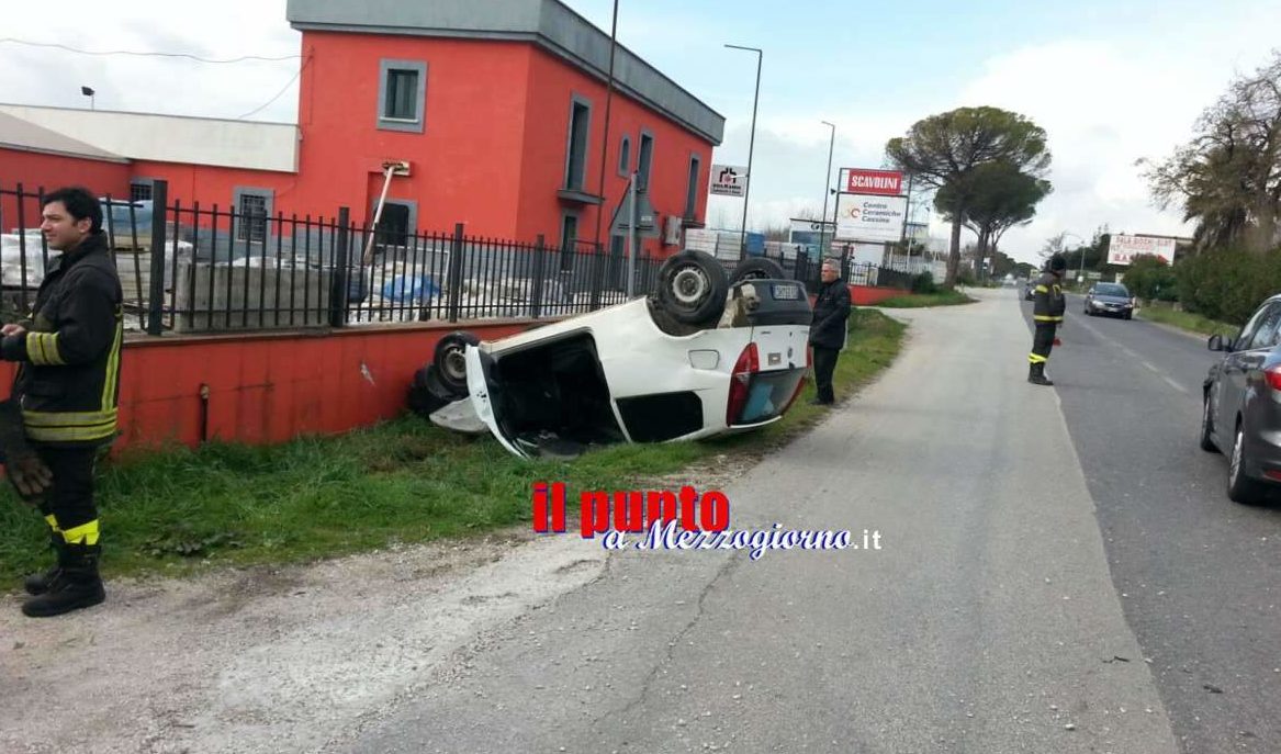 Incidente stradale a Cassino, auto ribaltata sulla Casilina: conducente miracolato
