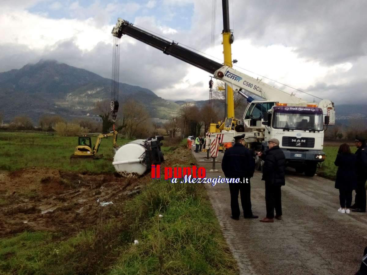 Due autogru per recuperare il camion ribaltato su via Sferracavallo