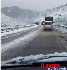 Grande freddo, Superstrada Cassino Formia bloccata da camion intraversati – IL VIDEO