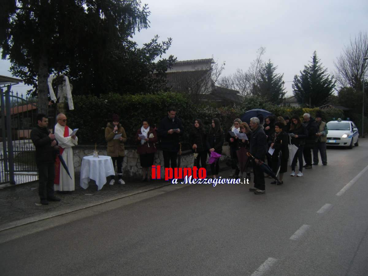 La pioggia non ferma la via Crucis in Largo don Bosco a Cassino – LE FOTO