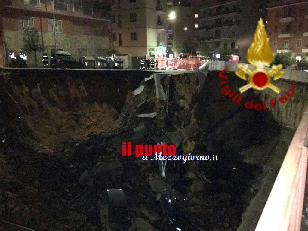 Voragine a Roma inghiotte auto e minaccia palazzi, 22 famiglie evacuate – FOTO