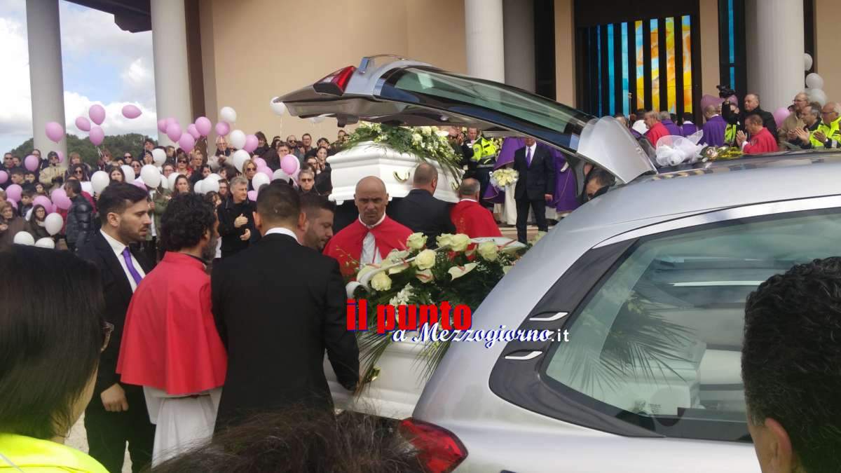 Cisterna Latina, canzoni palloncini fumogeni e lacrime per Alessia e Martina – FOTO e VIDEO