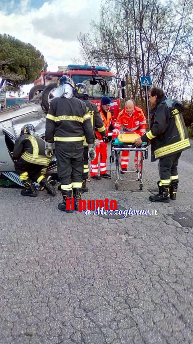 Incidente stradale a Pavona, auto ribaltata e conducente ferito