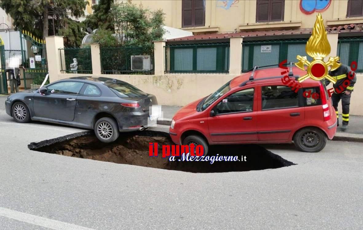 Si apre una voragine a Roma e minaccia di inghiottire due auto