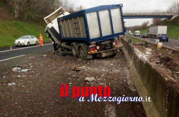 San Vittore, Camion impatta contro spartitraffico su A1 e finisce sulla corsia opposta