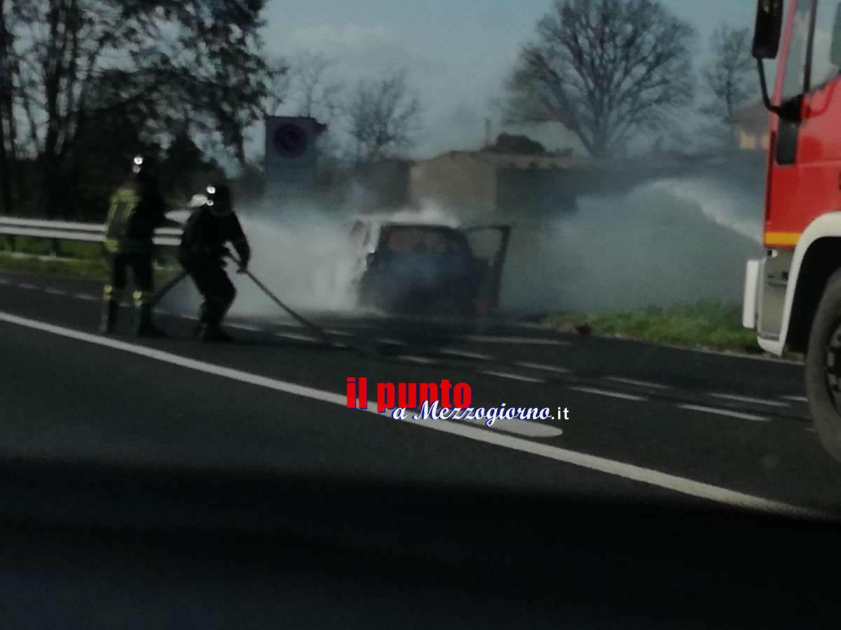 Auto in fiamme sull’A1 a Cassino, paura per il conducente di una C3